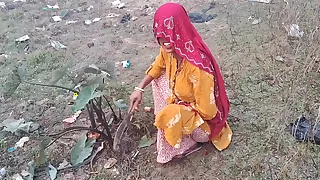 Khet me kam kr rahi bhabhi ki hard anal gand ki big land se chudai -desi Hindi webseries